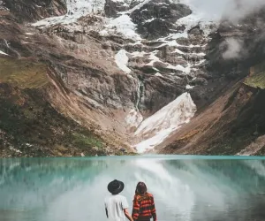 Pareja disfrutando del lago alpino | Peruvian Trek Expeditions